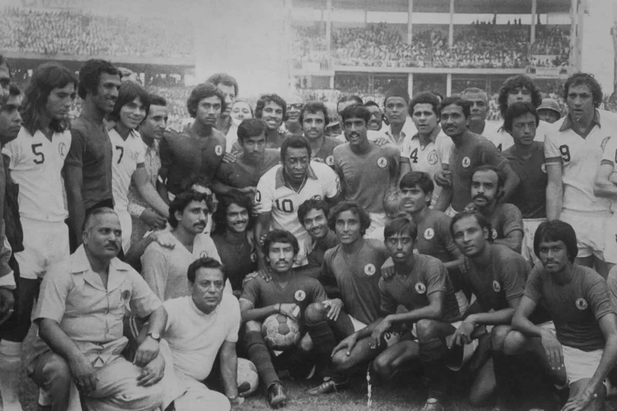 Pele with Mohun Bagan squad