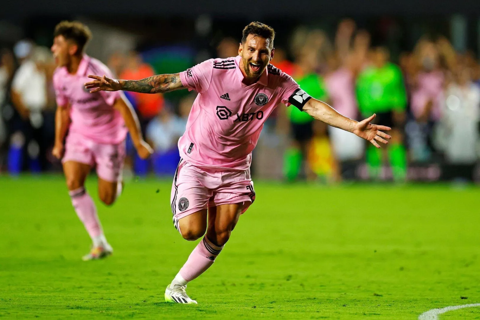 Lionel Messi breaks Cristiano Ronaldo's record for jersey sales in ...