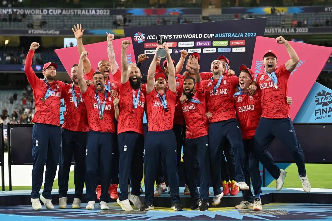 A seleção inglesa de críquete comemora após vencer a Copa do Mundo ICC T20 de 2022