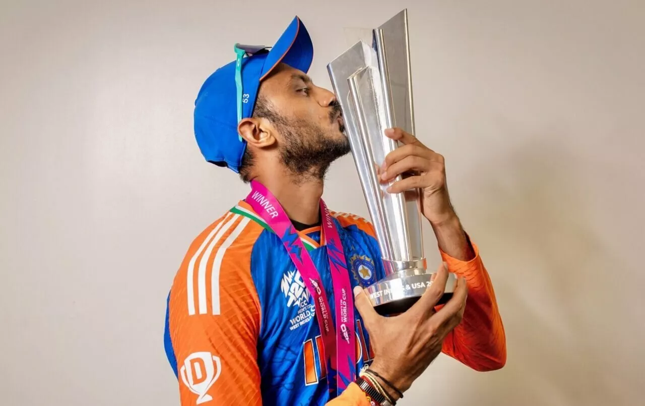 Axar Patel dengan trofi ICC T20 World Cup 2024