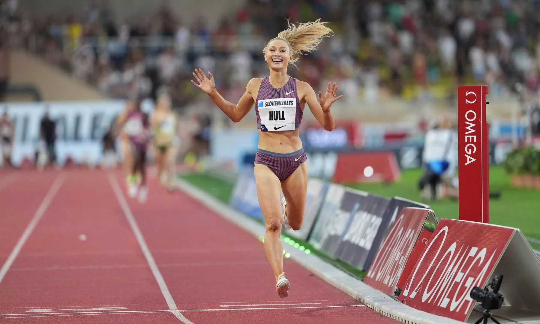 Australia's Jessica Hull sets new world record in women's 2000m at