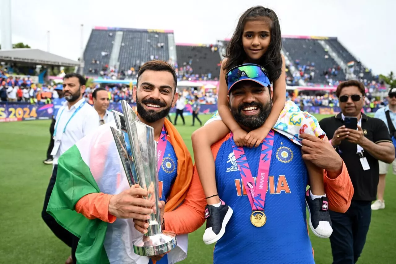 Virat Kohli y Rohit Sharma con la Copa del Mundo ICC T20 2024.