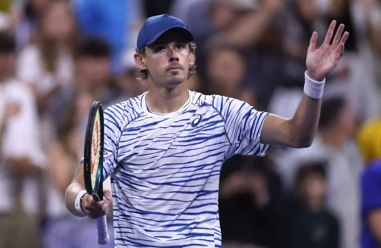 Alex de Minaur becomes first Australian since 2015 to reach men’s singles quarter-final at Australian Open