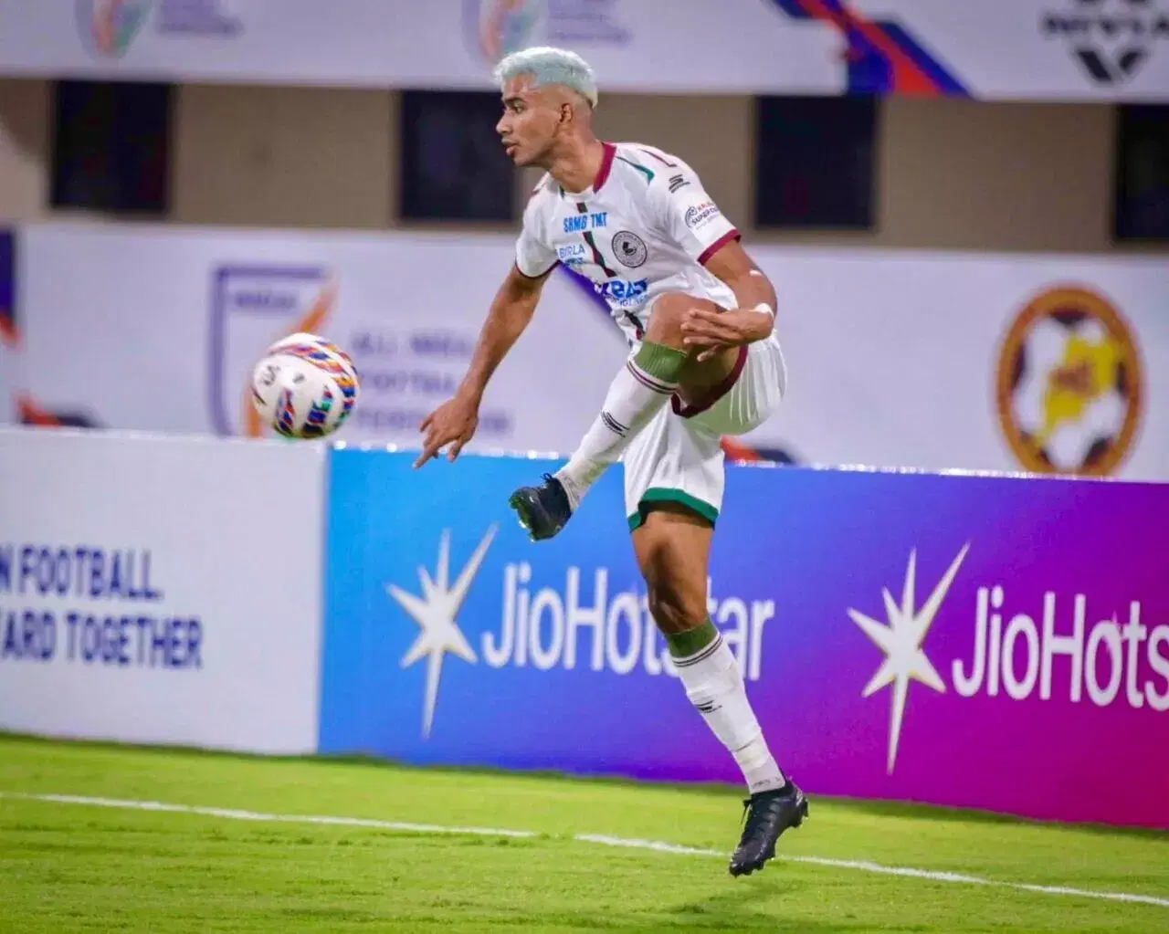 Ashique Kuruniyan of Mohun Bagan in action against Kerala Blasters FC