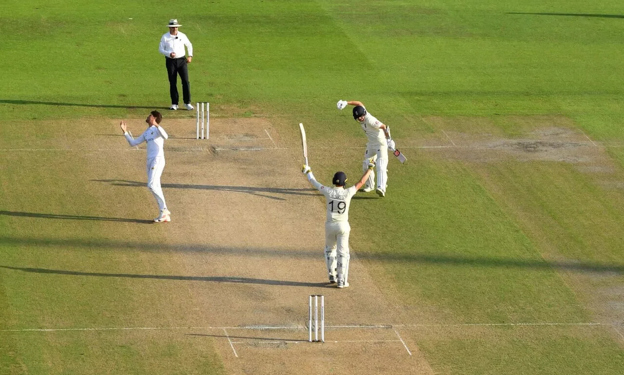 England celebrate after winning the Manchester test against Pakistan in 2020
