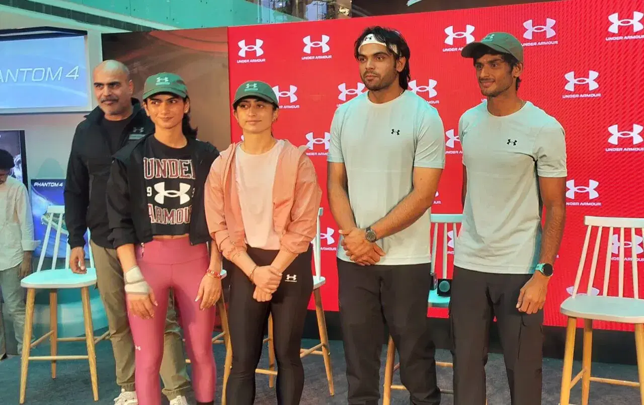 Neeraj Chopra poses with Tushar Goculdas (Founder of Under Armour), Jyotika Dutta (Fencer), Rishika Khajuria (Fencer), and Jay Shah (Sprint)
