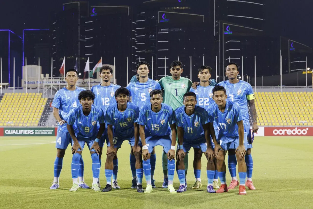 India menyingkirkan Bahrain dalam kemenangan 2-0 yang komprehensif. Tim sepak bola U23 India telah membuat awal yang baik untuk kualifikasi Piala Asia AFC U23. Blue Colts telah mendaftarkan kemenangan 2-0 yang luar biasa atas Bahrain dalam pertandingan kualifikasi pembukaan. Anak -anak Naushad Moosa mendominasi proses sepanjang pertandingan dan mengakhiri permainan dengan mode. Itu adalah upaya tim kolektif dengan beberapa pemain yang melakukan tindakan utama untuk India. Sisi berbakat ini menghasilkan kelas master untuk mendapatkan tiga poin penting. Dalam artikel ini, kami akan melihat ke dalam pertunjukan individu dan menilai mereka. https://www.youtube.com/watch?v=fhtb_fnpzzk Juga dibaca: India Kick Off AFC U23 Kampanye Kualifikasi Piala Asia dengan kemenangan bintang atas peringkat pemain Bahrain India Sahil (8/10) yang positif terbesar untuk Sahil adalah lembaran bersih yang telah ia simpan. Kustodian India memang terlihat gugup pada awalnya, tetapi seiring berjalannya pertandingan, ia tumbuh dengan percaya diri. Distribusinya sangat mengesankan. Pengambilan keputusan membantu India mempertahankan benteng mereka. Kapan pun diperlukan, dia membuat beberapa pukulan solid yang mencegah bahaya. Ricky (7.5/10) Ricky Meetei memiliki permainan yang berdampak di posisi bek kanan. Dia berada di bawah pompa tetapi berurusan dengan tekanan dengan tenang. Kemudian dalam pertandingan, ia juga maju ke area depan dan membuat beberapa kobaran yang tumpang tindih. Salibnya menciptakan kekacauan di sepertiga terakhir Bahrain, dan bukan hanya itu, dia juga solid di pertahanan. Bikash (8/10) Kapten India memainkan peran penting dalam permainan dengan kinerja defensif yang solid. Dia adalah batu di belakang dan bermain sebagai pria terakhir yang berdiri di pertahanan. Kekuatan fisiknya bersinar dalam permainan, dan India ingin kapten mereka melanjutkan formulir ini di game berikutnya. Pramveer (8/10) Pramveer adalah salah satu pemain terbaik untuk India pada Rabu malam. Dia listrik dalam pemulihannya dan bermil -mil di depan lawan -lawannya dalam hal kecepatan. Bek tengah India agresif dalam pertahanannya dan mengantisipasi pergerakan para pemain oposisi. Dia juga memainkan beberapa diagonal yang lezat, memulai serangan untuk India. Palande Harsh (8/10) Palande yang keras bukanlah bek kiri pilihan pertama untuk Naushad Moosa. Tapi dia masuk ke tim melalui persidangan dan menunjukkan kelasnya melawan Bahrain. Pemain FC Goa mulai dengan percaya diri dan tetap di atas permainannya sepanjang pertandingan. Dia dominan di udara dan memenangkan beberapa header. Palande juga menunjukkan keserbagunaannya saat ia datang ke lini tengah juga untuk memberikan keunggulan numerik ke India. Hnamte (7.5/10) Hnamte adalah tokoh kunci untuk Blue Colts. Dia memainkan peran sebagai gelandang box-to-box untuk efek yang luar biasa. Gelandang berusia 22 tahun itu membuat beberapa tekel hebat untuk menggoda serangan oposisi. Kehadiran Hnamte memastikan India tidak terjebak di titik mana pun. Fanai (8.5/10) Lalremtluanga Fanai adalah pelanggan yang tenang di lini tengah untuk India. Dia sangat baik dalam melindungi pertahanan dan menetralkan serangan melalui Central Channel. Kematiannya tak bernoda, yang membantu India mendapatkan kendali atas persidangan. Selain mengendalikan pusat taman, ia juga merupakan kunci dalam memulai penumpukan menyerang pada beberapa kesempatan. Macarton Louis Nickson (8/10) Macarton Louis Nickson adalah orang utama India dalam hal menciptakan peluang. Kepergiannya menciptakan kekacauan di setengah Bahrain. Macarton tahan pers di lini tengah dan menggunakan fisiknya untuk keuntungannya. Melanjutkan di turnamen ia akan berperan untuk peluang India. Suhail (9.5/10) Muhammed Suhail adalah orang India saat itu. Penampilannya melawan telah memalingkan banyak kepala. Bukan hanya tujuan yang menjadi berita utama, tetapi kehadirannya yang tipis di sayap kanan adalah suguhan untuk ditonton. Dia terbukti menjadi mimpi buruk bagi bek kiri Bahrain. Jika Suhail tetap bugar, ia akan menjadi Pencipta Kepala untuk Blue Colts. Sanan (8/10) Mohammad Sanan berada di atas sayap kiri untuk India. Dia tidak beruntung tidak mencetak gol. Pada menit ke -27, ia mencetak gol dengan kemahiran tetapi diputuskan offside. Seandainya tujuan itu dihitung, Sanan akan terlihat lebih mematikan. Pemain sayap Jamshedpur FC adalah ancaman untuk full-back oposisi. Dia juga berkontribusi pada pertahanan dengan melacak kembali dan menambahkan kepala lain di pertahanan. Parthib Gogoi (7/10) Parthib Gogoi adalah proyek yang sedang berlangsung dalam peran striker. Itu bukan posisi alaminya, tetapi ia beradaptasi dengan baik. Permainan penahan gabungannya sangat mengesankan dan membawa pemain lain ke dalam permainan. Finishing adalah bidang peningkatan yang akan ia kerjakan, tetapi tidak ada keraguan bahwa ia akan memainkan peran penting bagi India dalam kampanye kualifikasi ini. Pengganti Shivaldo Singh (8/10) Shivaldo Singh mencetak gol kedua untuk India dan menyelesaikan kemenangan bersejarah. Dampaknya tetap di lapangan memastikan India mendapatkan ketiga poin dari permainan. Aimen Mohammad Aimen (7/10) keluar dari bangku cadangan dan menciptakan beberapa peluang luar biasa. Dia juga mengambil tembakan hebat yang diselamatkan oleh penjaga. Jersey No.7 akan mengambil positif dari game ini bergerak maju. Sreekuttan (7/10) Sreekuttan adalah pencipta gol kedua yang akhirnya dikonversi oleh Shivaldo Singh. Sreekuttan memiliki permainan yang mengesankan sebagai pengganti dan dapat dilihat di pertandingan berikutnya. Sahil Harijan (7/10) Sahil Harijan tampak berbahaya dalam beberapa kasus, sebagian besar bergerak di dalam melalui sayap. Naushad Moosa akan terkesan dengan pergeseran yang dimasukkan Sahil dalam beberapa menit terakhir. Apa hasil dari India U23 vs Bahrain U23 di Kualifikasi Piala Asia AFC U23? India U23 mengalahkan Bahrain U23 2-0 dalam pertandingan grup H mereka di Stadion Suvived Bin Hamad yang mencetak gol di Bahrain? Menyegel kemenangan dengan pemogokan 90+4 '. Apa yang berikutnya untuk India U23 di kualifikasi Piala Asia AFC U23? India selanjutnya akan menghadapi Qatar U23 di fixture kelompok kedua mereka pada 6 September 2025.