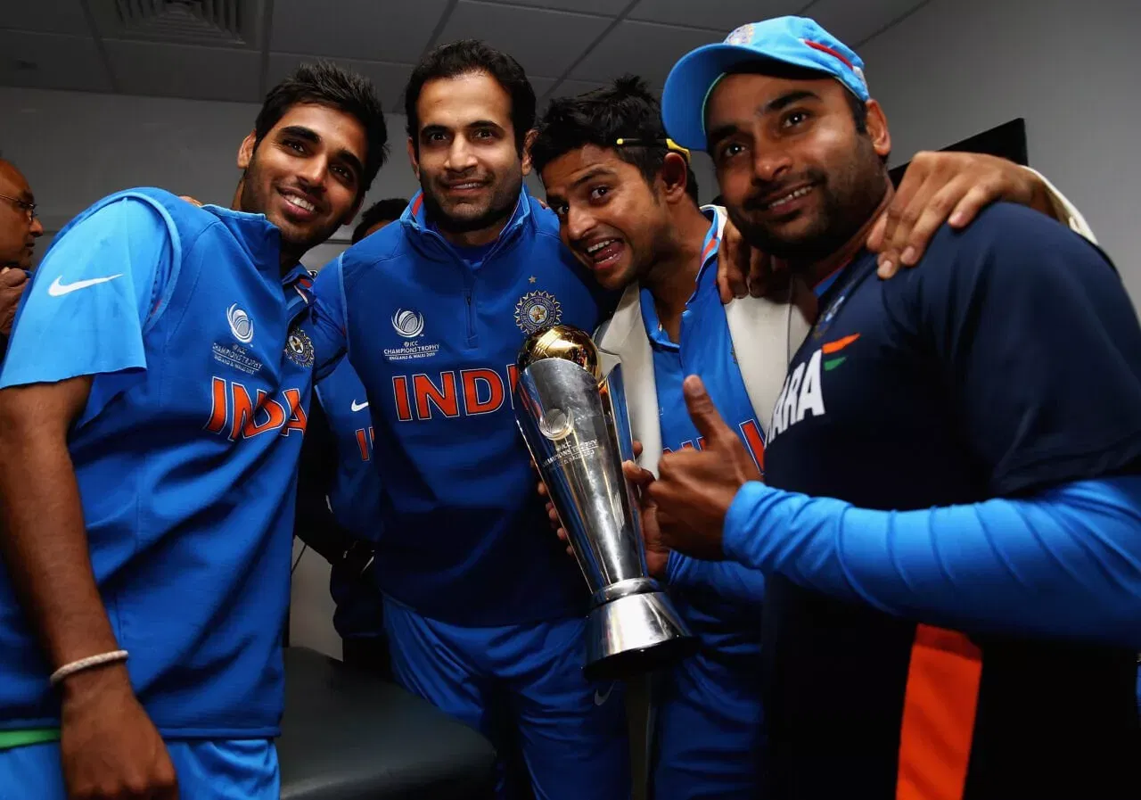 Amit Mishra, Suresh Raina, Irfan Pathan dan Bhuvneshwar Kumar berpose dengan ICC Champions Trophy