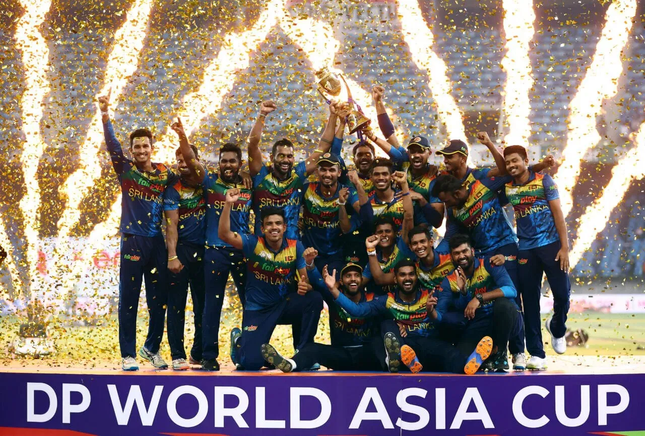 Sri Lanka celebra después de ganar la Copa T20i Asia 2022