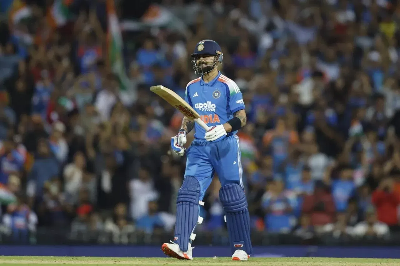 Virat Kohli celebra cincuenta durante el tercer IND vs AUS ODI