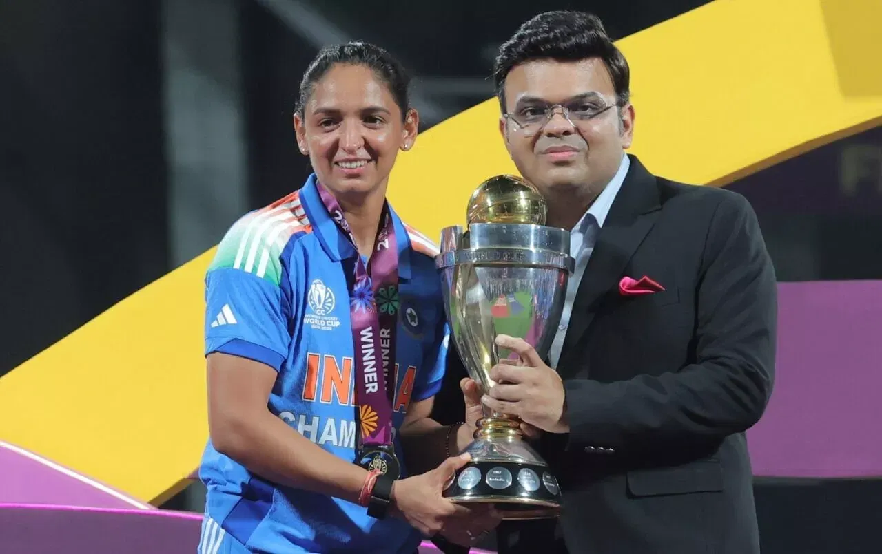 Harmanpreet Kaur receives ICC Women's Cricket World Cup trophy from ICC chair Jay Shah, IND vs SA