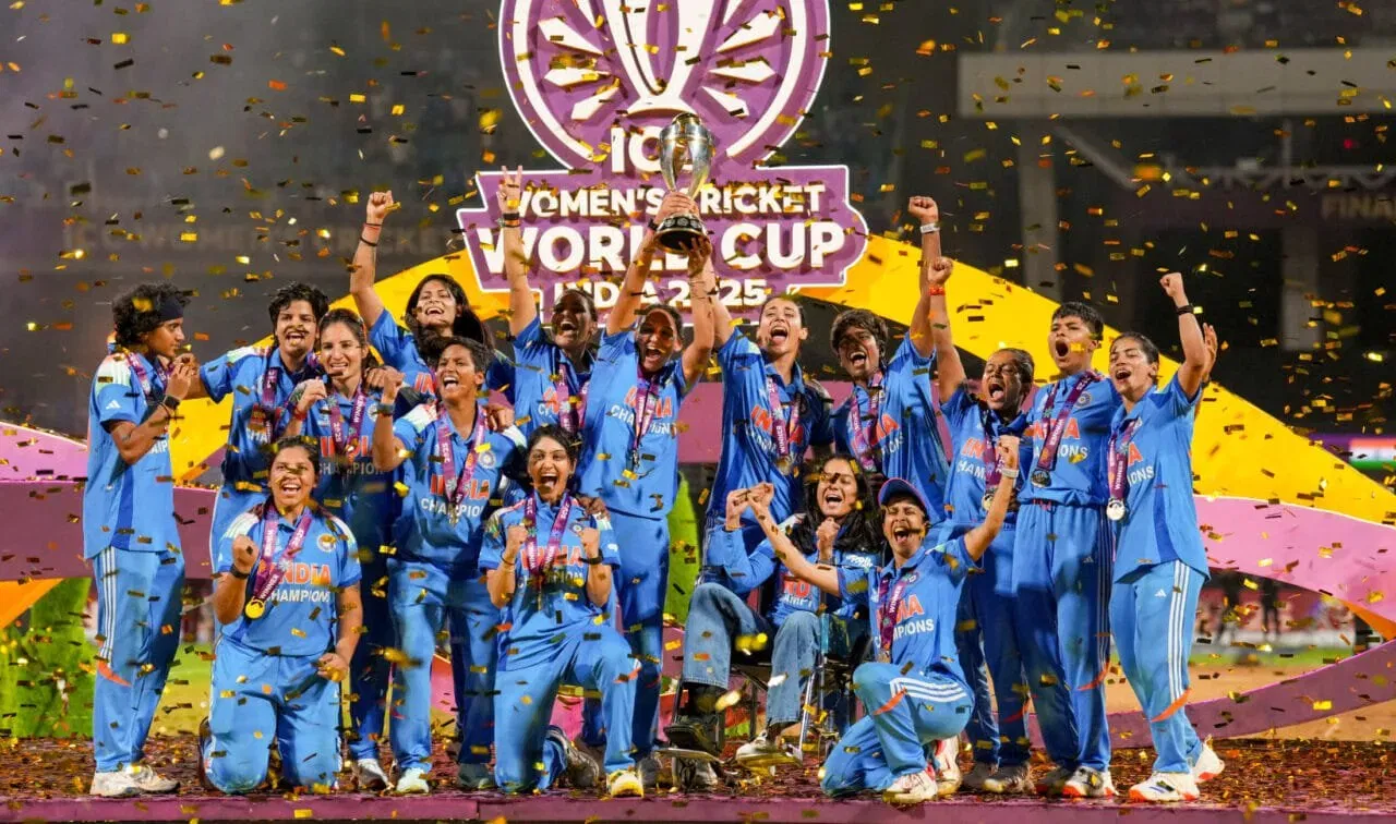 Momen Angkat Trofi India di Piala Dunia Wanita 2025