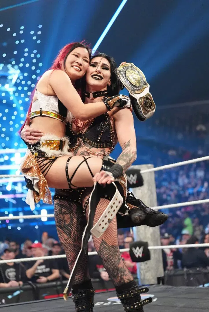 IYO SKY y Rhea Ripley WWE RAW