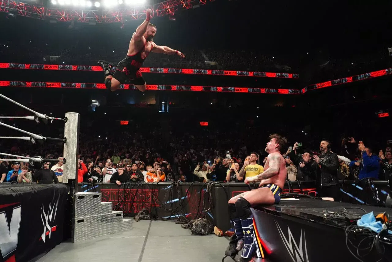 Bron Breakker y CM Punk en acción durante Monday Night WWE RAW