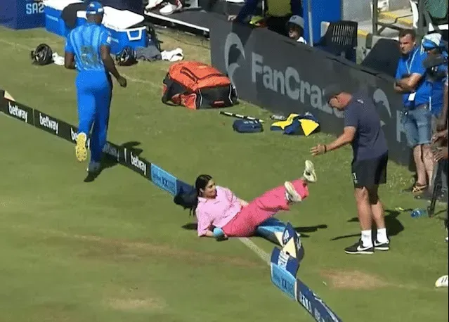 Zainab Abbas falls in SA20