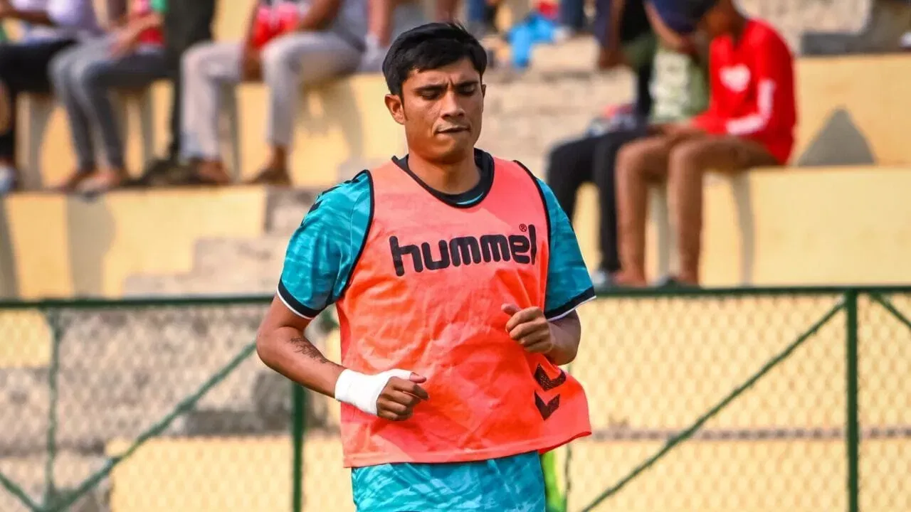 Sumeet Passi warming up for Inter Kashi FC