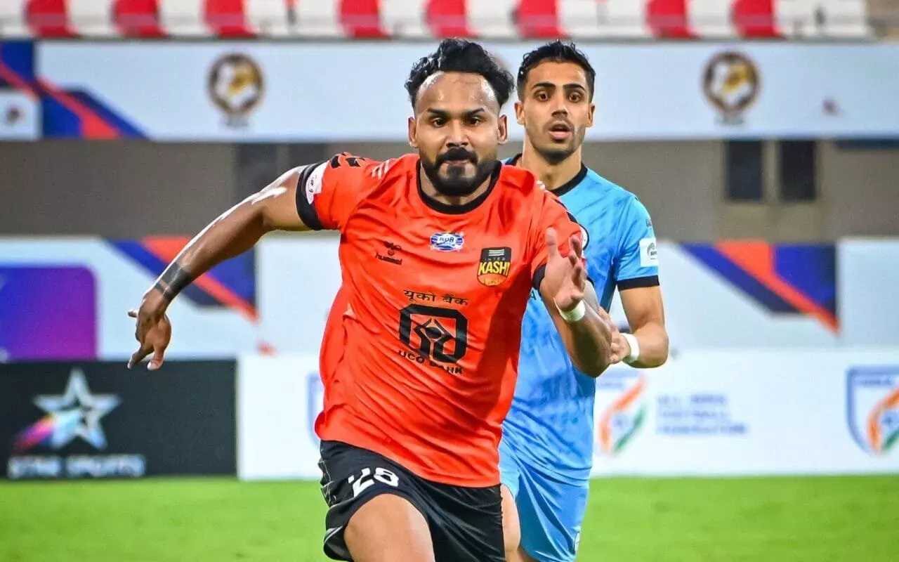 Inter Kashi winger Prasanth K and Mumbai City FC forward Vikram Pratap Singh in action