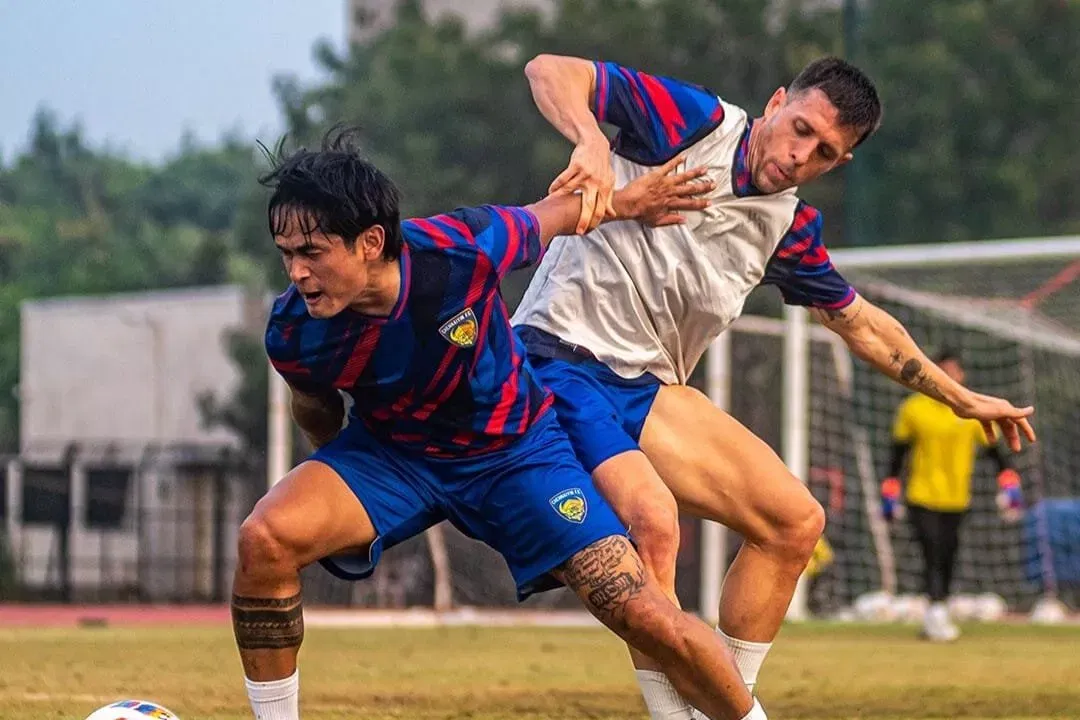 Alberto Noguera and Jiteshwor Singh in training for Chennaiyin FC