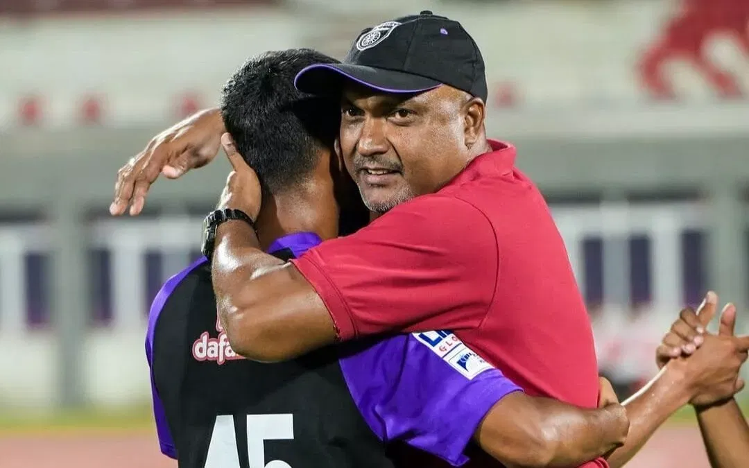 Odisha FC head coach TG Purushothaman with Tankadhar Bag