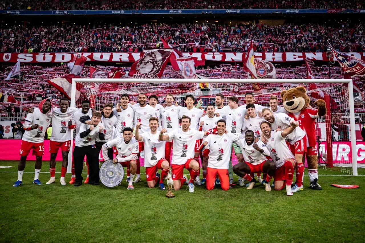 The players of FC Bayern Munich celebrate after winning Bundesliga title (Courtesy: DFL/Bundesliga)