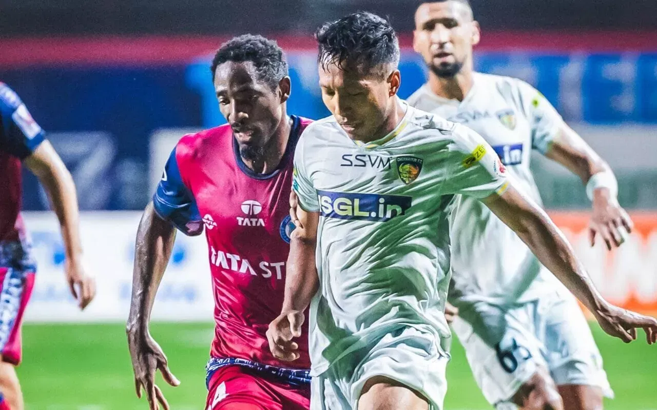 Chennaiyin FC and Jamshedpur FC players battling for the ball