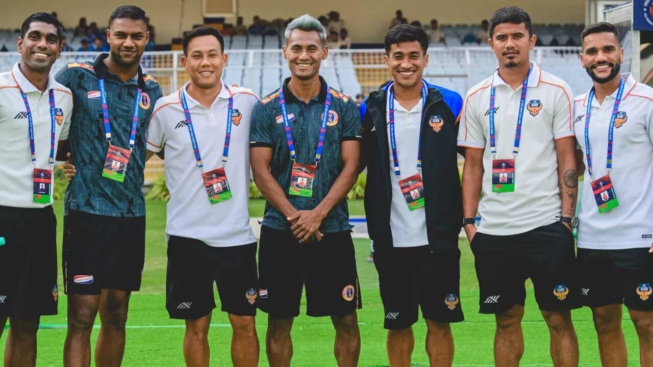 East Bengal and FC Goa players ahead of kick-off in ISL 2025-26