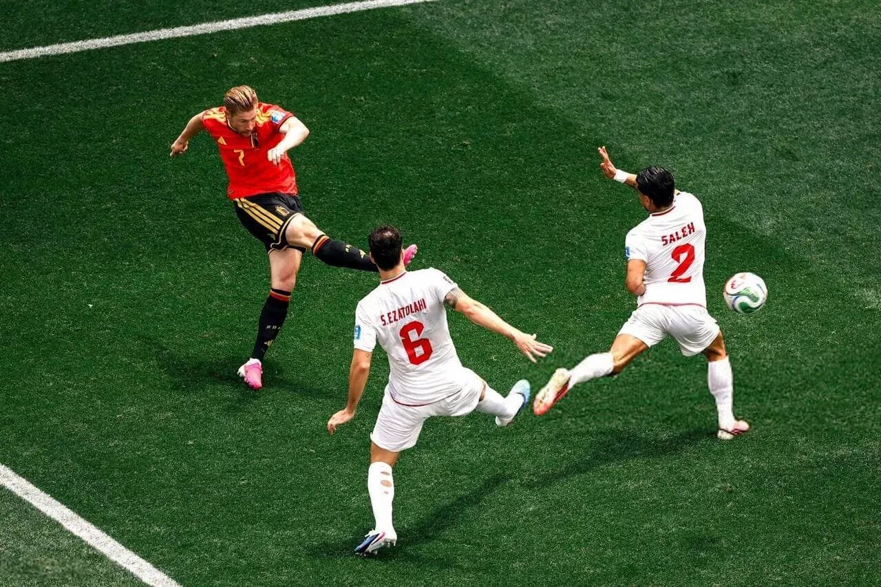 INGLEWOOD, CALIFORNIA - JUNE 21: Kevin De Bruyne #7 of Belgium shoots while Saeid Ezatolahi #6 and Saleh Hardani #2 of IR Iran attempt to block during the FIFA World Cup 2026 Group G match between Belgium and IR Iran at Los Angeles Stadium on June 21, 2026 in Inglewood, California. (Photo by Dean Mouhtaropoulos/Getty Images)
