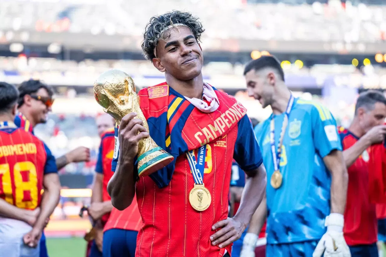 EAST RUTHERFORD, NEW JERSEY - JULY 19: Lamine Yamal of Spain presents the FIFA World Cup USA 2026 Winner's Trophy after the FIFA World Cup 2026 Final match between Spain and Argentina at New York New Jersey Stadium on July 19, 2026 in East Rutherford, New Jersey. (Photo by Marvin Ibo Guengoer - GES Sportfoto/Getty Images)