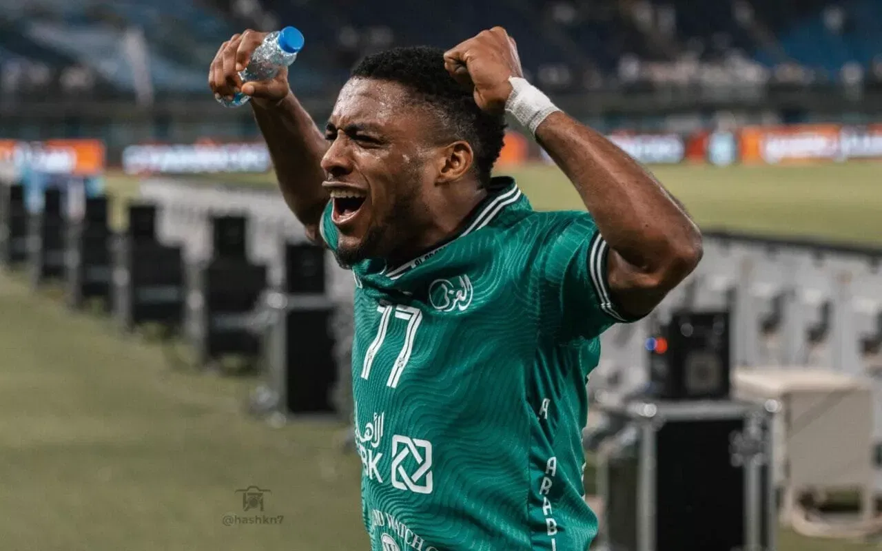 Anayo Iwuala playing for Al-Arabi SC