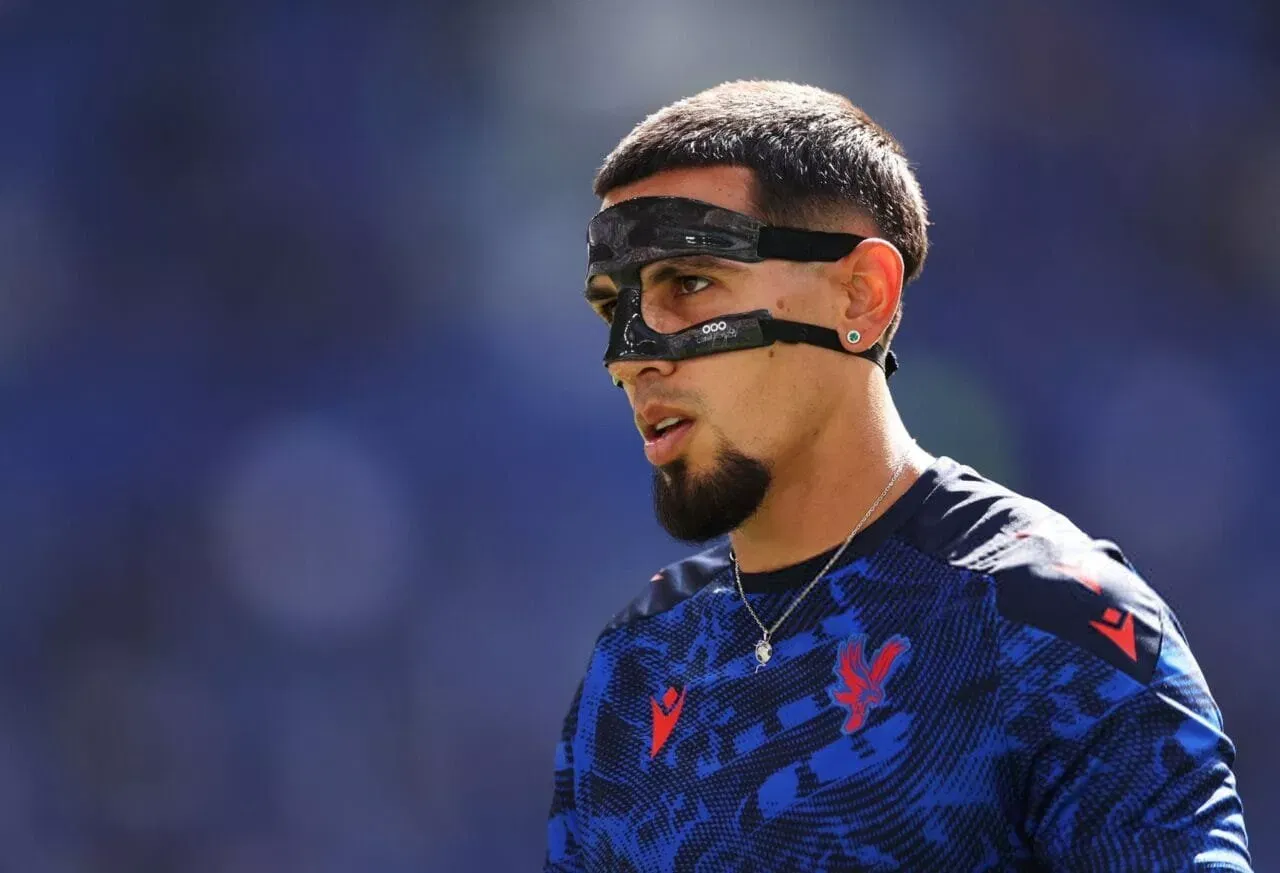 LIVERPOOL, ENGLAND - AUGUST 22: Daniel Munoz of Crystal Palace warms up before the Premier League 2026/27 match between Everton and Crystal Palace FC at Hill Dickinson Stadium on August 22, 2026 in Liverpool, England. (Photo by Lewis Storey/Getty Images)