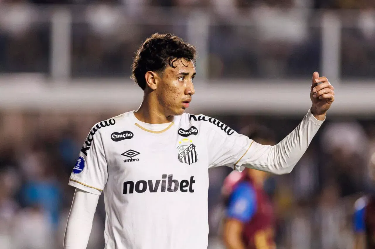 SANTOS, BRAZIL - AUGUST 13: Gabriel Bontempo of Santos gestures during a Copa CONMEBOL Sudamericana 2026 match between Santos and Macara at Urbano Caldeira Stadium (Vila Belmiro) on August 13, 2026 in Santos, Brazil. (Photo by William Oliveira/Eurasia Sport Images/Getty Images)