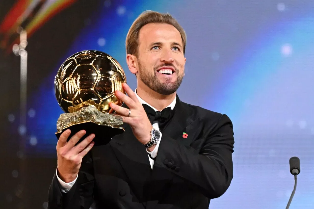 LONDON, ENGLAND - OCTOBER 26: Harry Kane of FC Bayern Munich and England accepts the Men's Ballon d'Or award during the 70th Ballon D'Or Ceremony at Palladium Theatre on October 26, 2026 in London, England. (Photo by Jeff Spicer - UEFA/UEFA via Getty Images)