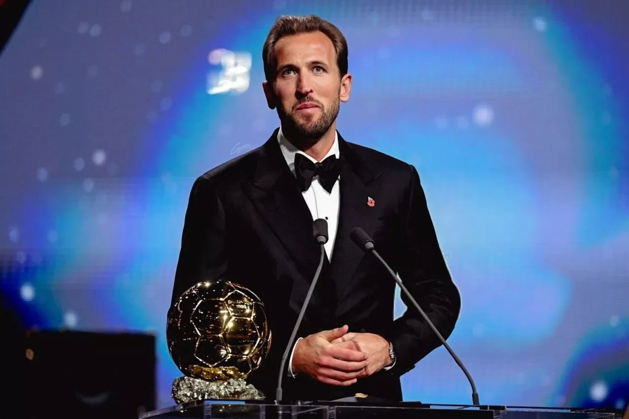 LONDON, ENGLAND - OCTOBER 26: Harry Kane of FC Bayern Munich and England accepts the Men's Ballon d'Or award during the 70th Ballon D'Or Ceremony at Palladium Theatre on October 26, 2026 in London, England. (Photo by Jeff Spicer - UEFA/UEFA via Getty Images)
