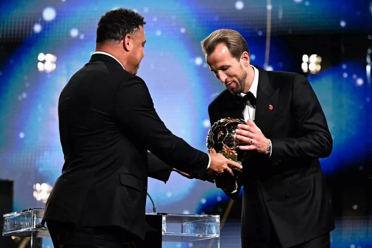 LONDON, ENGLAND - OCTOBER 26: Harry Kane of FC Bayern Munich and England accepts the Men's Ballon d'Or award from Ronaldo during the 70th Ballon D'Or Ceremony at Palladium Theatre on October 26, 2026 in London, England. (Photo by Jeff Spicer - UEFA/UEFA via Getty Images)