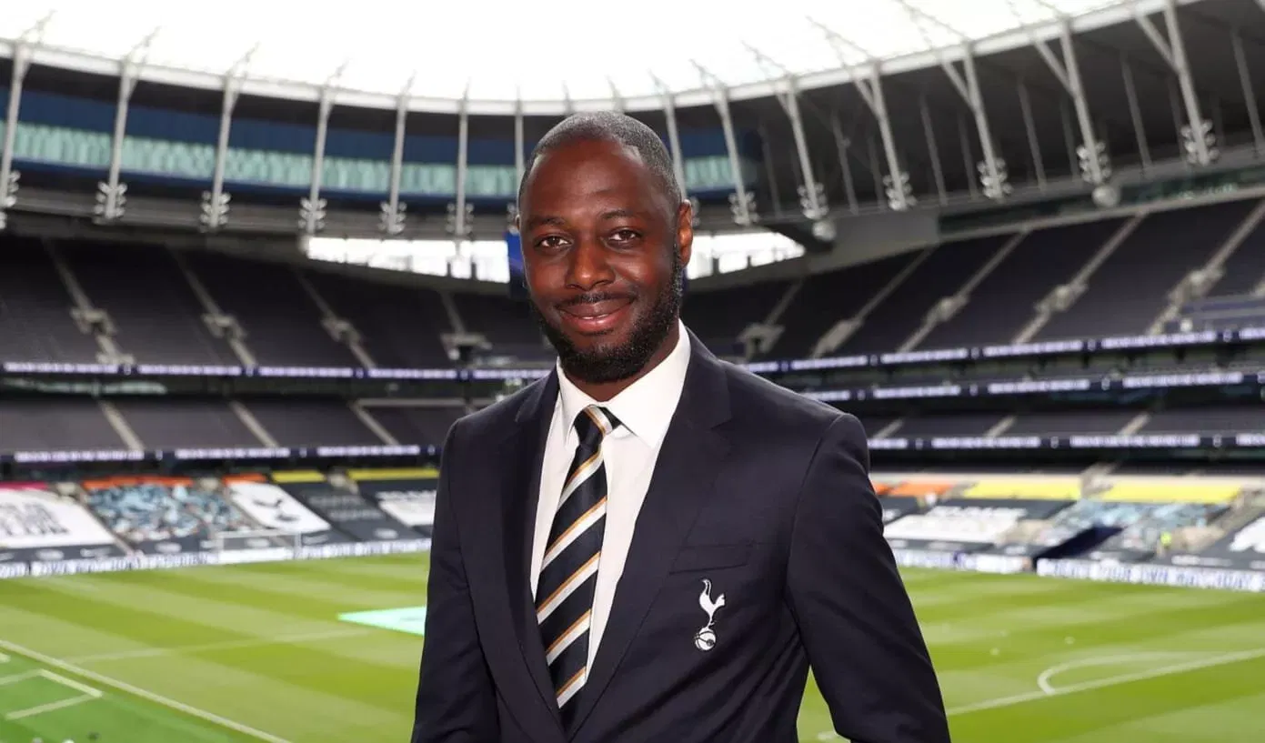 Ledley King interacts with Kerala Blasters Reserves