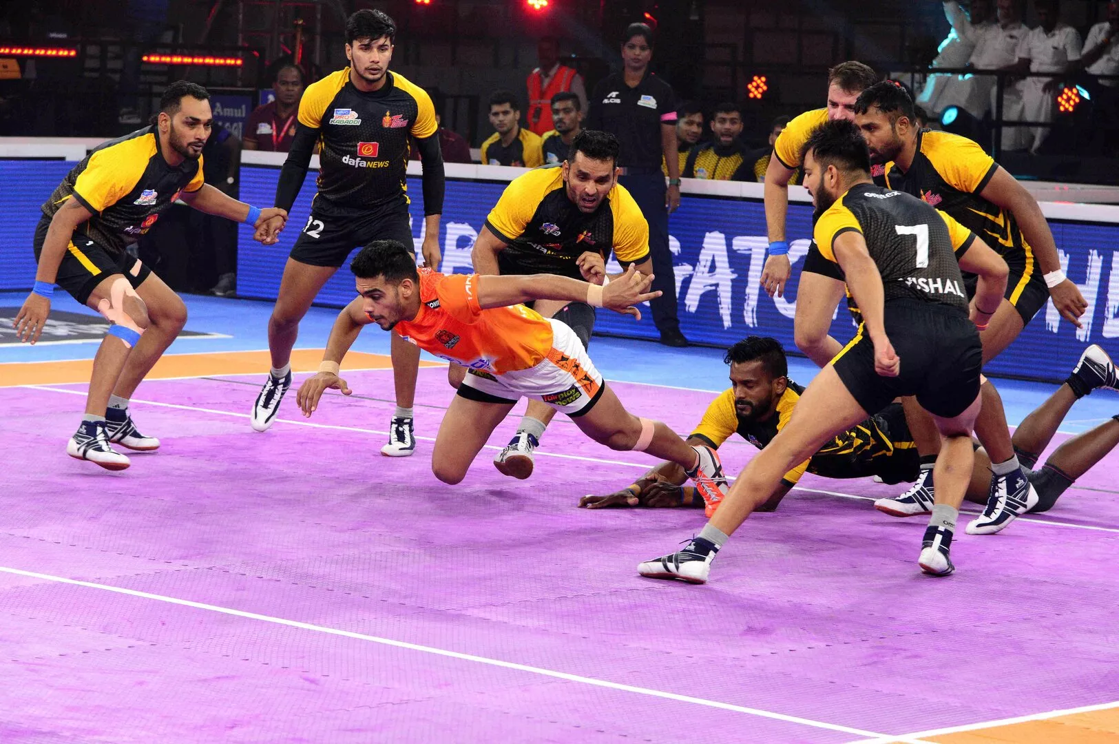 League-leaders Jaipur Pink Panthers face a tough Telugu Titans