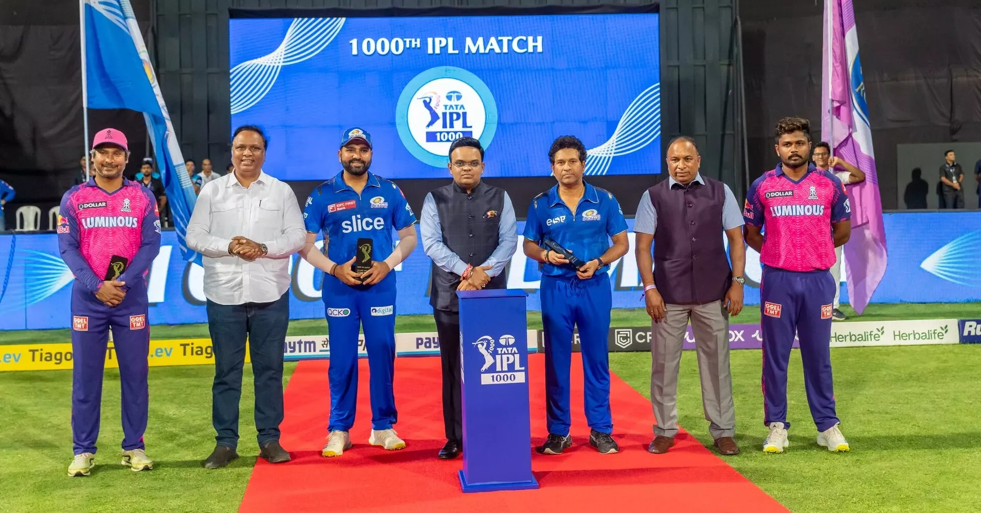 Watch: Rohit Sharma, Sanju Samson, Sachin Tendulkar & Kumar Sangakkara presented with mementos on occasion of 1000th IPL match