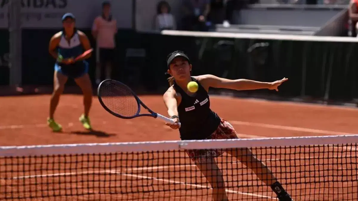 2023-06-french-open-2023-miyu-kato-aldila-sutjiadi-disqualified-hitting-ball-girl