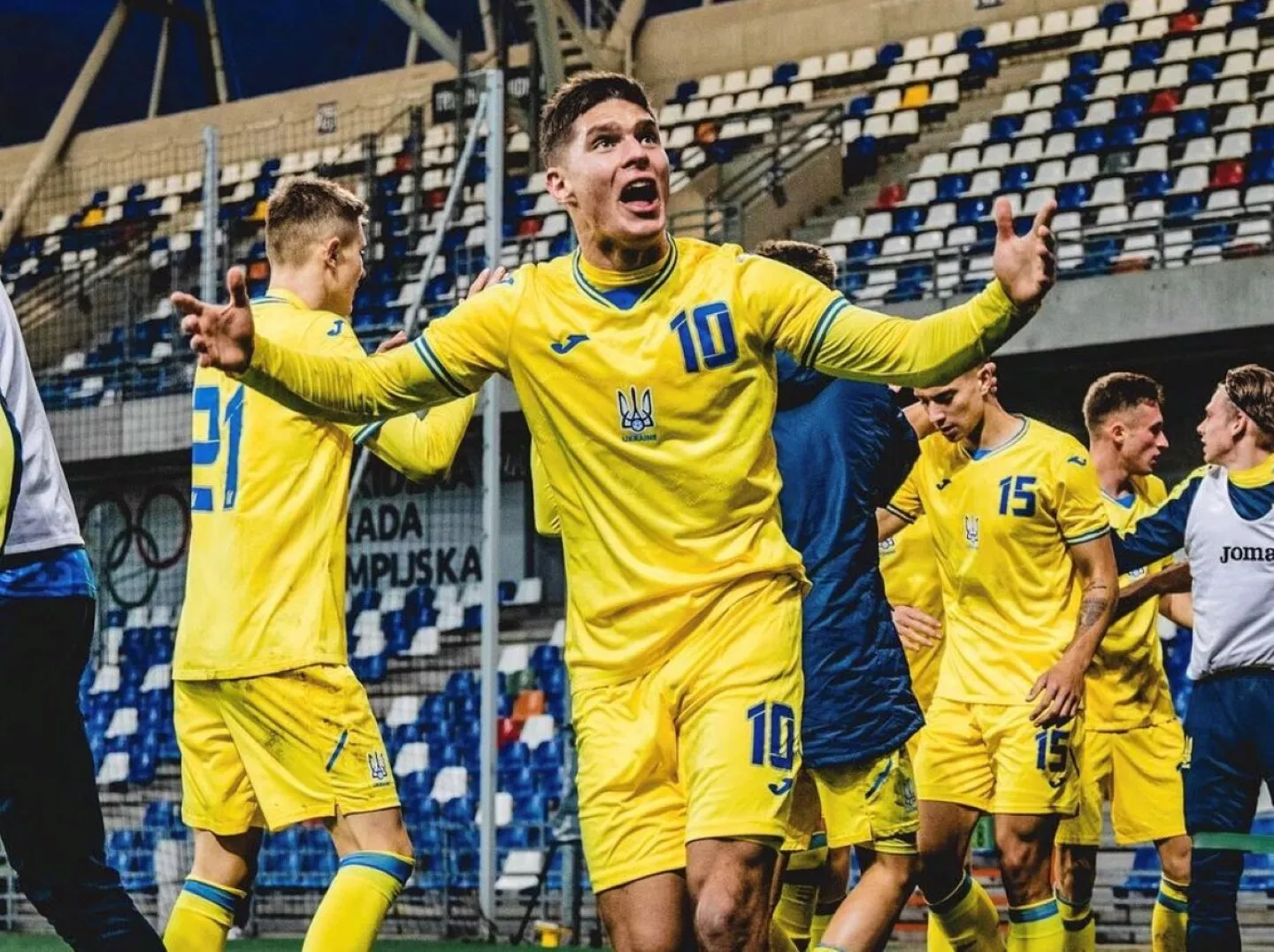  Heorhiy Sudakov and Mykhailo Mudryk celebrate a goal for the Ukranian Under-21 team.