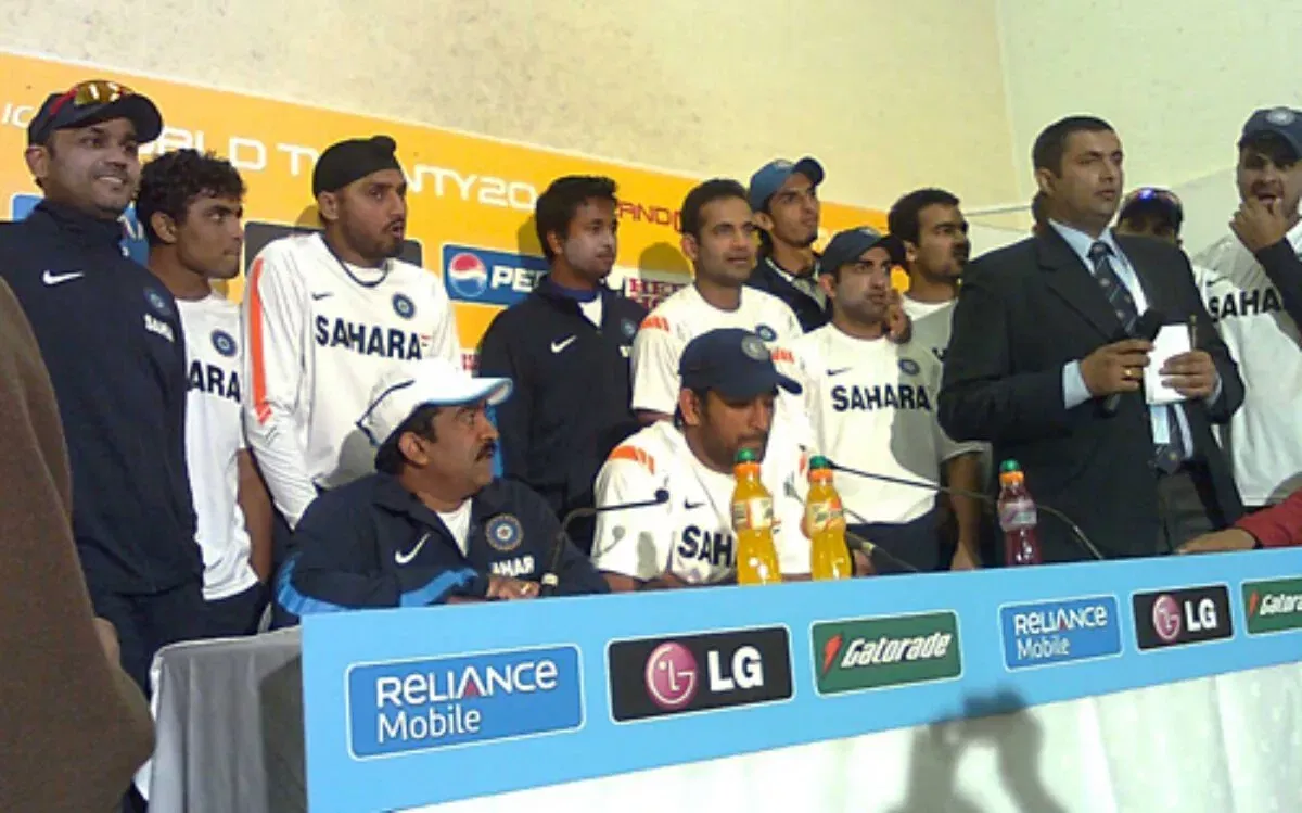 MS Dhoni along with Indian team in the press conference