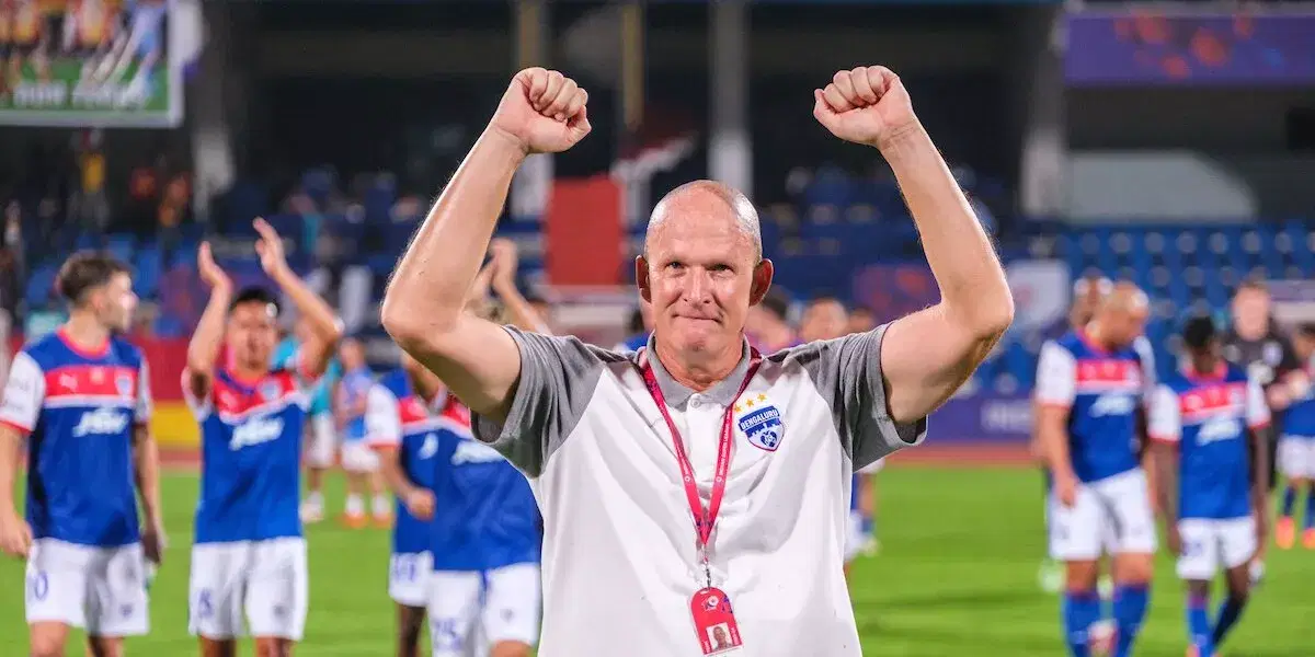 SIMON GRAYSON ISL 2023-24 BENGALURU FC VS EAST BENGAL JAVI HERNANDEZ SUNIL CHHETRI CONTROVERSIAL PERNALTY NAOREM MAHESH SINGH
