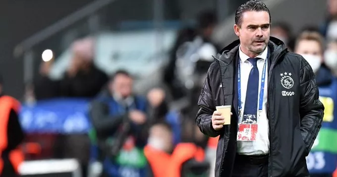 Marc Overmars is voor een jaar uitgesloten van het Nederlandse voetbal vanwege seksueel expliciete berichten