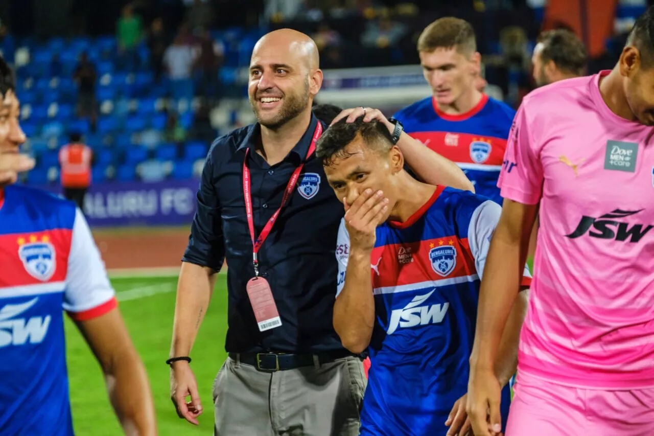 Gerard Zaragoza celebrating Bengaluru FC's win with his players. (Courtesy: ISL) Jamshedpur FC