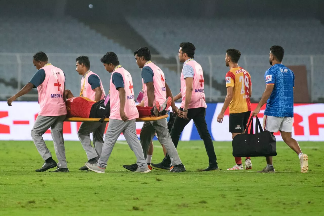 Harmanjot Khabra injury stretchered off against NorthEast United ISL 2023-24 East Bengal
