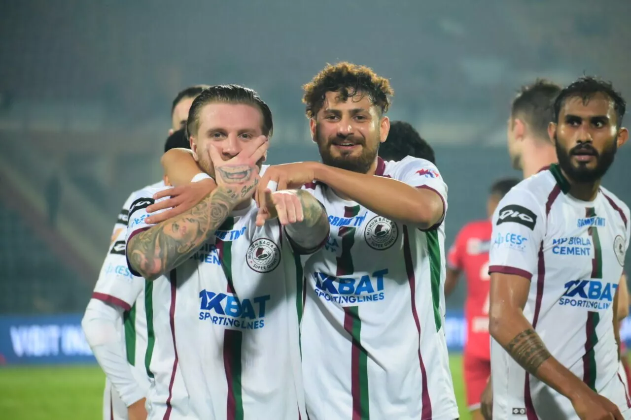 Mohun Bagan players celebrating a goal against NorthEast United. (Courtesy: ISL) Jason Cummings Deepak Tangri Subhasish Bose