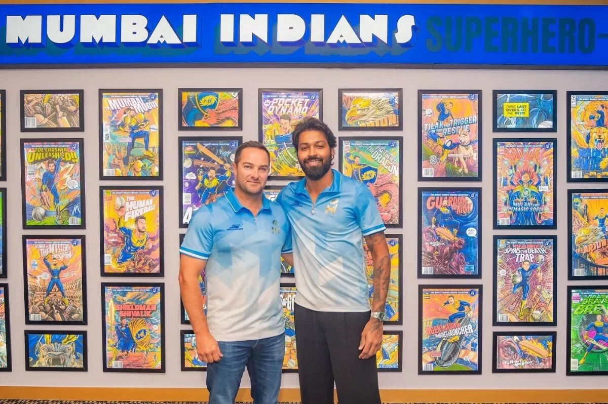 MI head coach Mark Boucher with captain Hardik Pandya.
