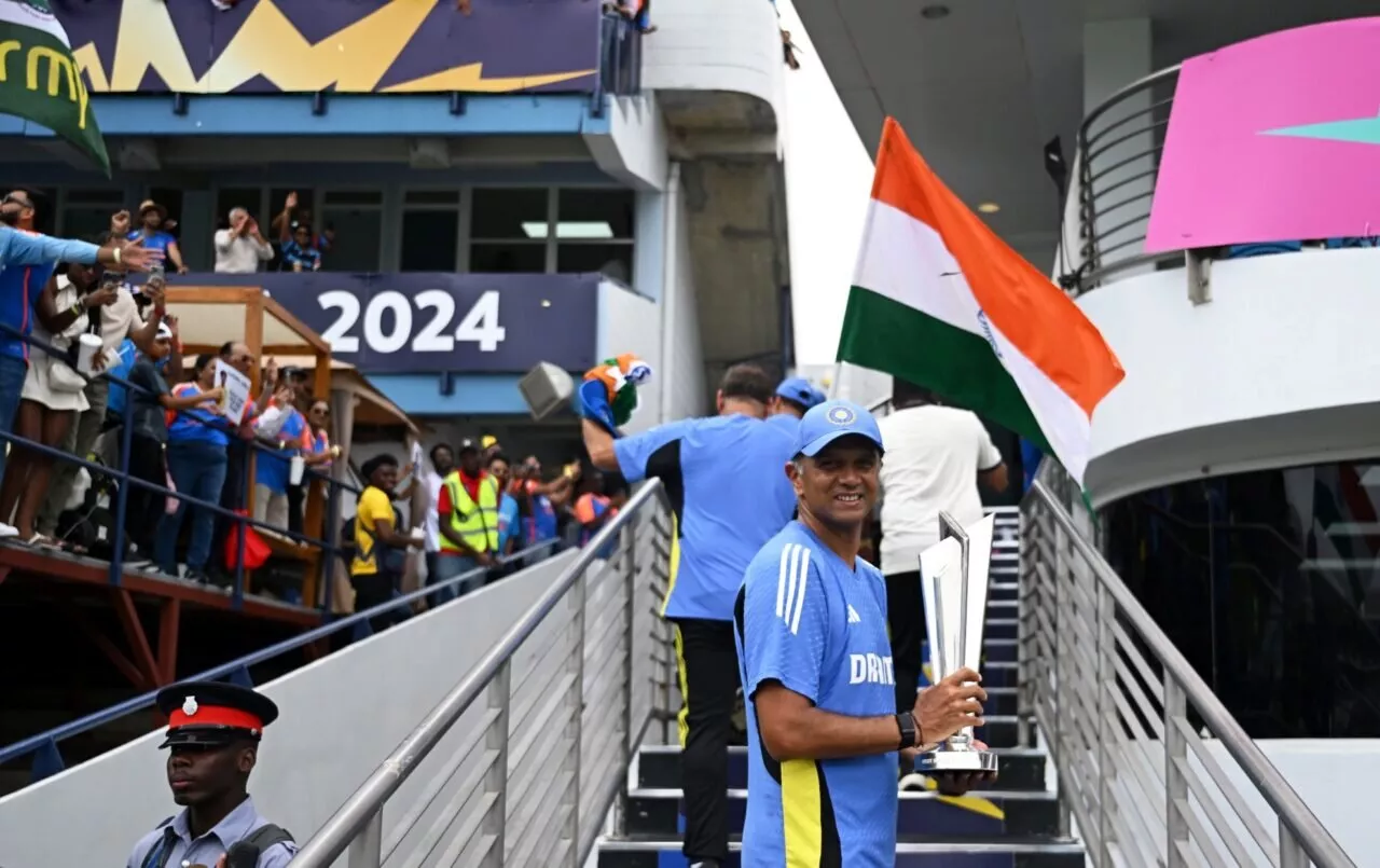 El entrenador indio Rahul Dravid con el trofeo de la Copa Mundial ICC T20 2024