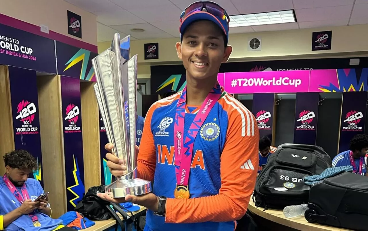 Yashaswi Jaiswal posa con el trofeo de la Copa del Mundo ICC T20 2024