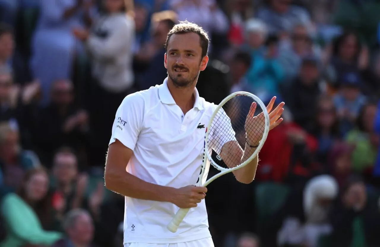 (Tonton) Daniil Medvedev tampil dengan selebrasi epik usai menang di ATP Finals 2024