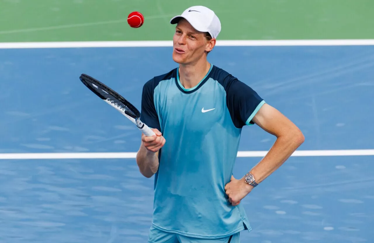 Jannik Sinner mencatat rekor besar yang lolos dari '3 Besar' tenis setelah musim super 2024